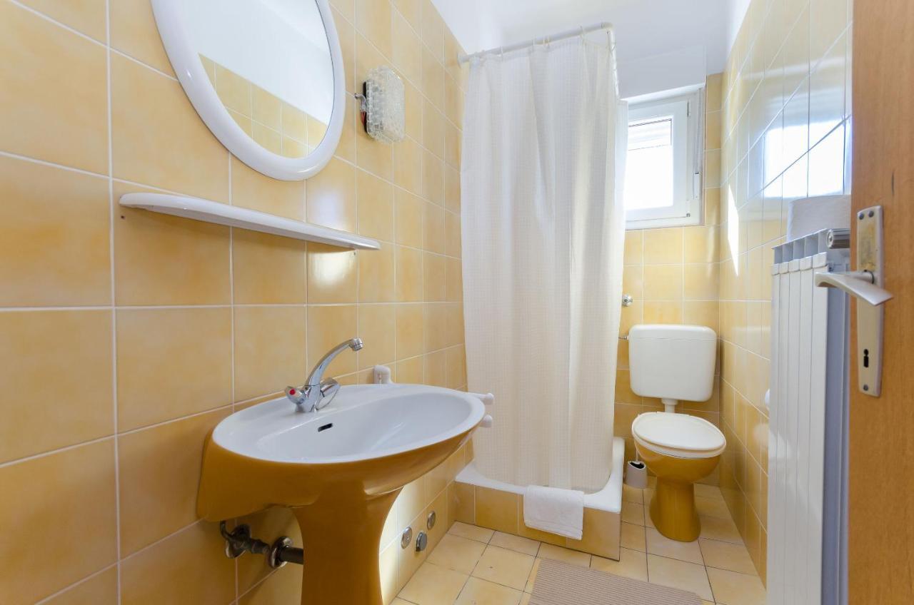 Apartments Slavica R Banjol Eksteriør billede